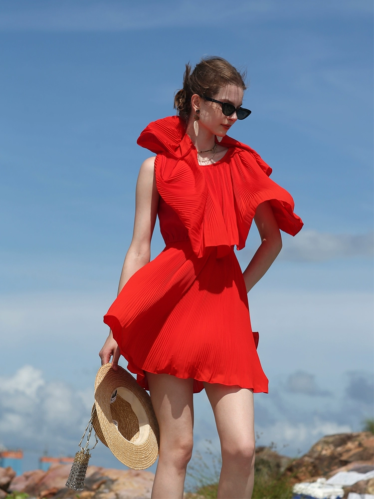 Vestido estilo capa ajustado con hombros descubiertos