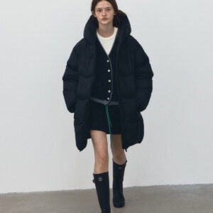 Chaqueta de plumas de longitud media con capucha